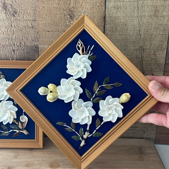 Vintage Handmade seashell flower art with blue velvet fabric and wooden frames - Picture 5 of 9